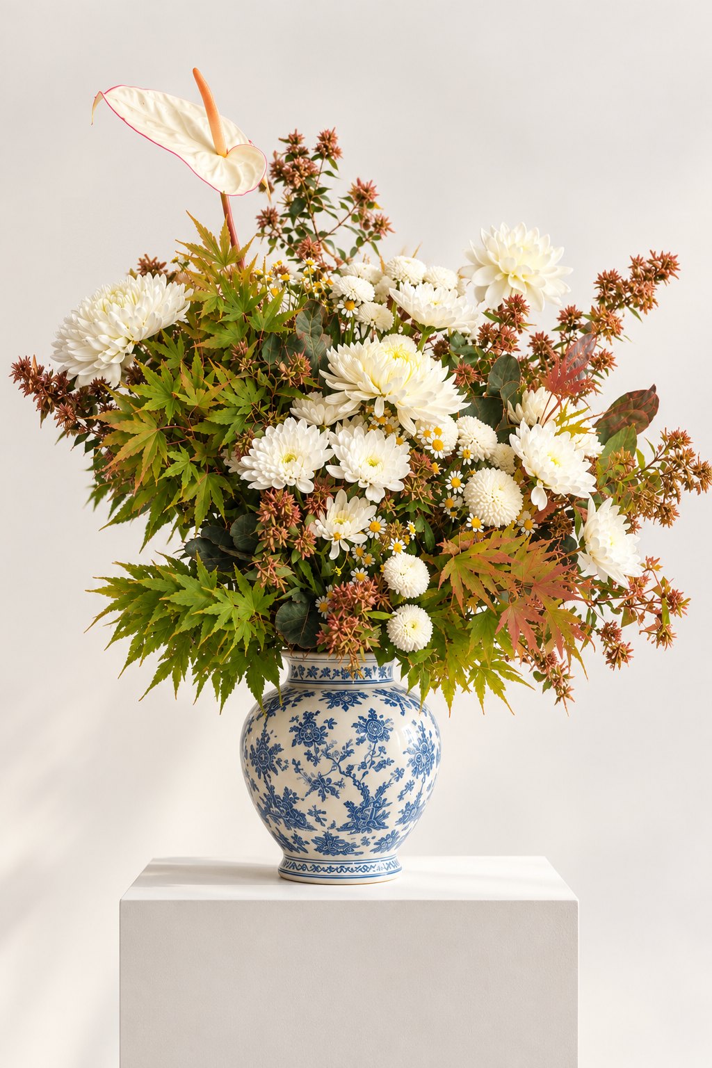 Bouquet de chrysanthèmes blancs et feuillages d’érable d’automne, La Lunaire fleuriste Pays Basque