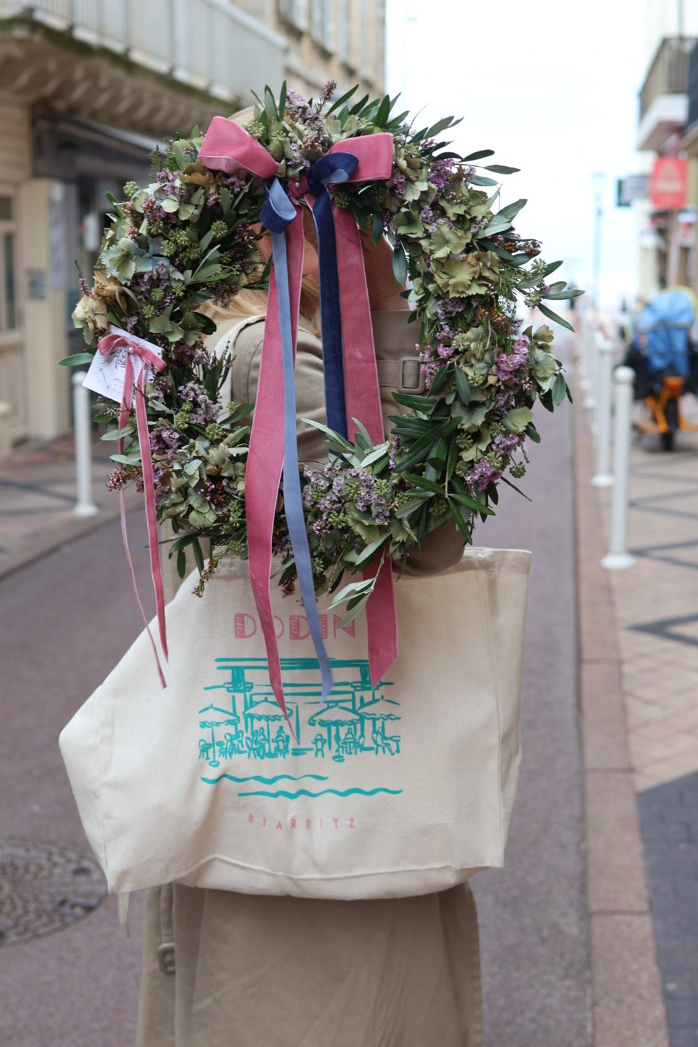Couronne d'automne portée à l'épaule, rue du Port Vieux