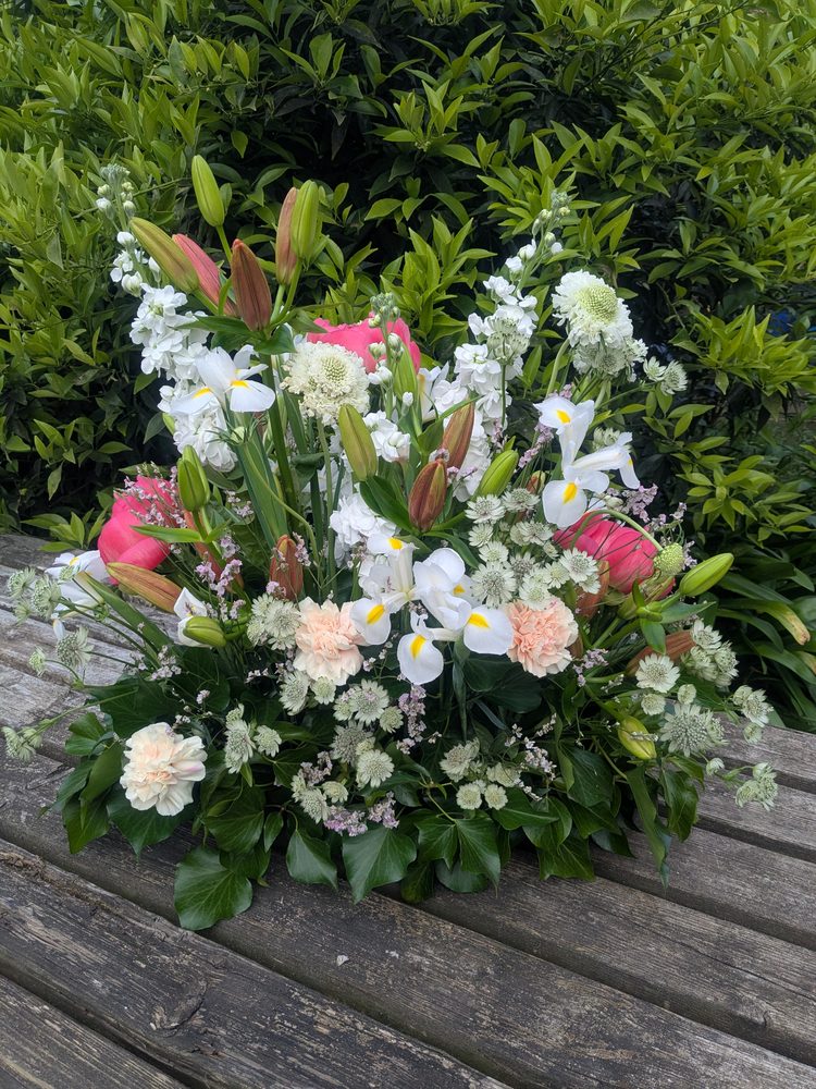 Composition florale de deuil, blanc et rose pâle — La Lunaire
