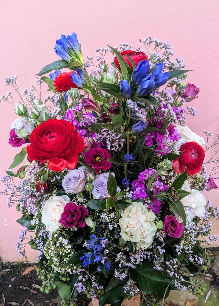 Composition florale de deuil, tons rouge et bleu — La Lunaire