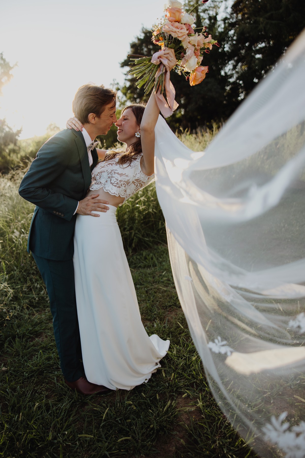 Mariés avec voile fleuri — La Lunaire