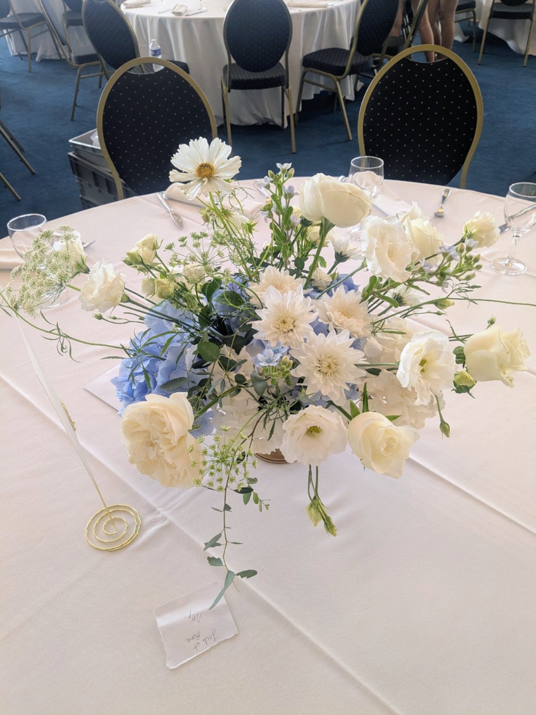 Centre de table mariage, tons blanc et bleu — La Lunaire